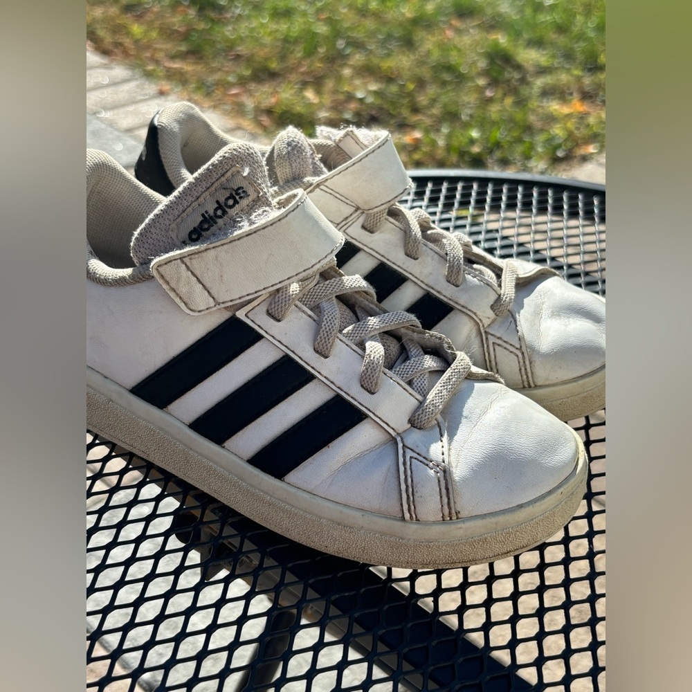 Adidas Girls Sz 1.5 White Sneakers Black Stripes Grand Court 2.0 Sportswear Shoe